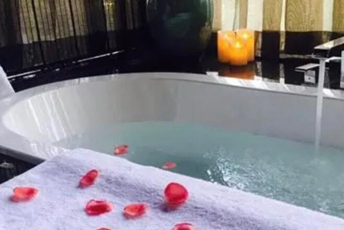 泉州水疗池中的失重冥想：当身体学会漂浮